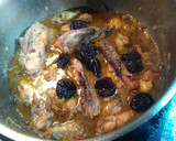 Foto del paso 1 de la receta: Guiso de contramuslos de pollo y jamoncitos con ciruelas