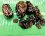Hình bước làm 1 của món Bánh chà là và nho khô