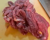 A picture of step 1 of Stir-fried beef and paprika with oyster sauce.