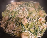 Foto del paso 6 de la receta: Spaghetti de calabacín con gulas y gambones al ajillo