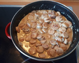 Foto del paso 6 de la receta: 91. Salchichas Bratwurst con champiñones en salsa