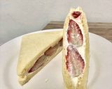 Foto langkah ke 6 dari resep Strawberry Sandwich.