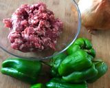 Foto del passaggio 1 della ricetta Peperoni ripieni di salsiccia e formaggio filante