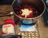 Foto del paso 5 de la receta: Postre frío de chocolate con mermelada de arándanos y galletas rellenas de chocolate