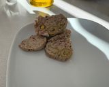 Foto del paso 3 de la receta: Fiambre de pavo casero con aceitunas y pistachos