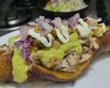 Foto del paso 10 de la receta: Plátano maduro relleno de pollo, chicharrón de cerdo y salsa verde🥯🍖🥑🌮🌯🍗