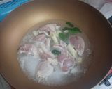 รูปขั้นตอนการทำที่ 2 ของ ไก่รวนสมุนไพร เมนูเด็ก