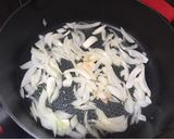 Foto del paso 1 de la receta: Revuelto de langostinos, setas y cebolla caramelizada