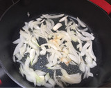Foto del paso 1 de la receta: Revuelto de langostinos, setas y cebolla caramelizada