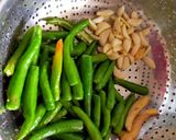 A picture of step 1 of Crushed Green Chillies, Garlic and Ginger (Ready To Use).