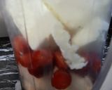 A picture of step 2 of Banana Strawberry milk Delight.