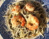 Foto del paso 5 de la receta: Gambones al ajillo con gulas y cebolla 🦐🍽