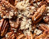 Foto del paso 3 de la receta: Pecanas con hojuelas de chile y piloncillo