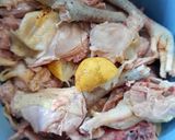 Foto langkah ke 1 dari resep Ayam ungkep goreng telur.