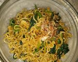 Foto langkah ke 3 dari resep Indomie bayam goreng.