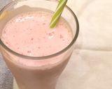 Φωτογραφία βήματος 3 της συνταγής Smoothie φράουλα-μπανάνα