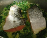 Foto del paso 3 de la receta: Salmón en crema de espinacas con pasas y arándanos