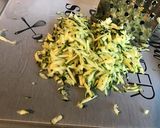 Une image de l'étape 2 de Salade de poulet aux tomates, courgette et jeunes pousses sauce ciboulette olive.