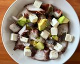 Une image de l'étape 2 de Salade de poulpe, avocat et feta.