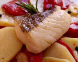 Foto del paso 6 de la receta: Bacalao al romero al horno con piquillos y patatas confitadas