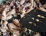 Foto langkah ke 3 dari resep Tumis Cumi Asin Warna Warni.