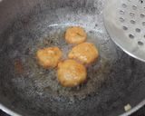 A picture of step 6 of Urad dal vadai.