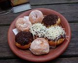 Foto langkah ke 5 dari resep Donat Sederhana Tanpa Telur & Kentang.