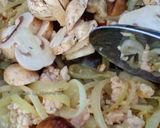 Foto langkah ke 3 dari resep Creamy Chicken and Mushrooms Penne.