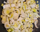 Foto del paso 5 de la receta: Rollito de ternera relleno de jamón y queso en salsa de pimentón