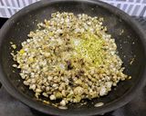 Hình bước làm 3 của món Hến xúc bánh đa