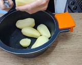 Foto del paso 1 de la receta: Pechuga de pollo salteada con puré de patata