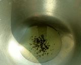 A picture of step 1 of Hare pyaz ki Sabzi.