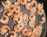 Foto del paso 3 de la receta: Ensalada de pasta con gambas y aguacate 🥑