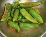 मोटी हरी मिर्च भरवा (moti hari mirch bharwa recipe in Hindi) रेसिपी चरण 3 फोटो
