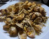 Foto del paso 3 de la receta: Gulas con gambas y almejas