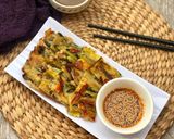 Foto langkah ke 7 dari resep Pajeon (Korean Scalion Pancake).