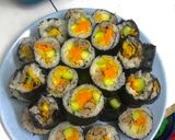 Hình bước làm 4 của món Kimbap (Cơm cuộn Hàn Quốc)