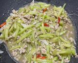 Foto langkah ke 4 dari resep Tumis Ayam Labu Siam.