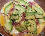 Foto del paso 3 de la receta: Tortilla abierta de aguacate, jamón y queso