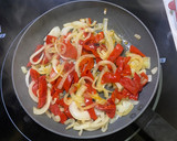 Foto del paso 2 de la receta: Pasta con pulpo, pimientos del piquillo y espinacas
