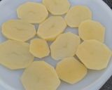 Foto del paso 2 de la receta: Patatas gochas al microondas