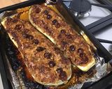 Une image de l'étape 9 de Courgette géante farcie sucrée salée au bœuf, pommes, tomates cerises et fromages.