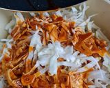 Foto del paso 2 de la receta: Ensalada templada de col al pimentón con ajos fritos 🧄