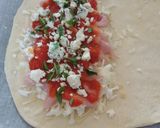 Foto del paso 4 de la receta: Pizza calzones de pollo y tres quesos