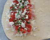 Foto del paso 4 de la receta: Pizza calzones de pollo y tres quesos
