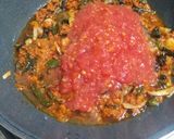 Foto del paso 2 de la receta: Chile poblano con queso y chorizo en salsa 🧀🌶️🍅