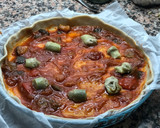 Foto del paso 3 de la receta: Pizza en masa de hojaldre con salmón y conservas saura 🥫