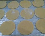 Foto del paso 4 de la receta: Alfajores rellenos de limón y bañados en chocolate 🍋🍫