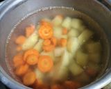 Foto langkah ke 2 dari resep Sop Wortel Kentang Baso Simple.
