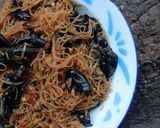Foto langkah ke 7 dari resep Bihun Goreng Pedas with Jamur Kuping.